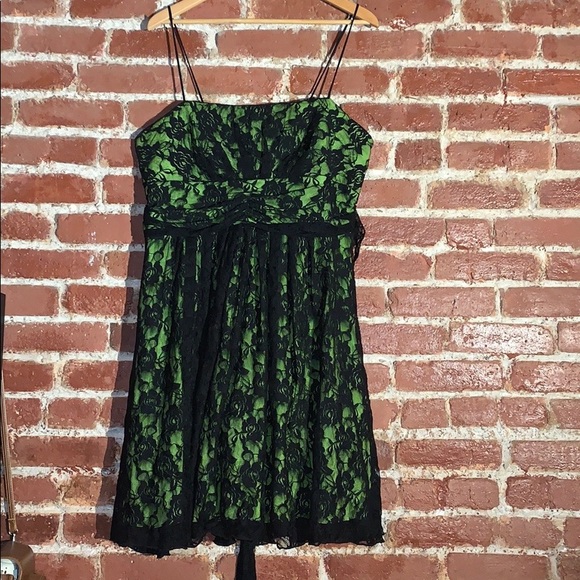 Elegant Green Lace Dress - Picture 3 of 6